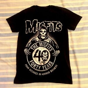 Super cool 40th anniversary misfits t shirt.